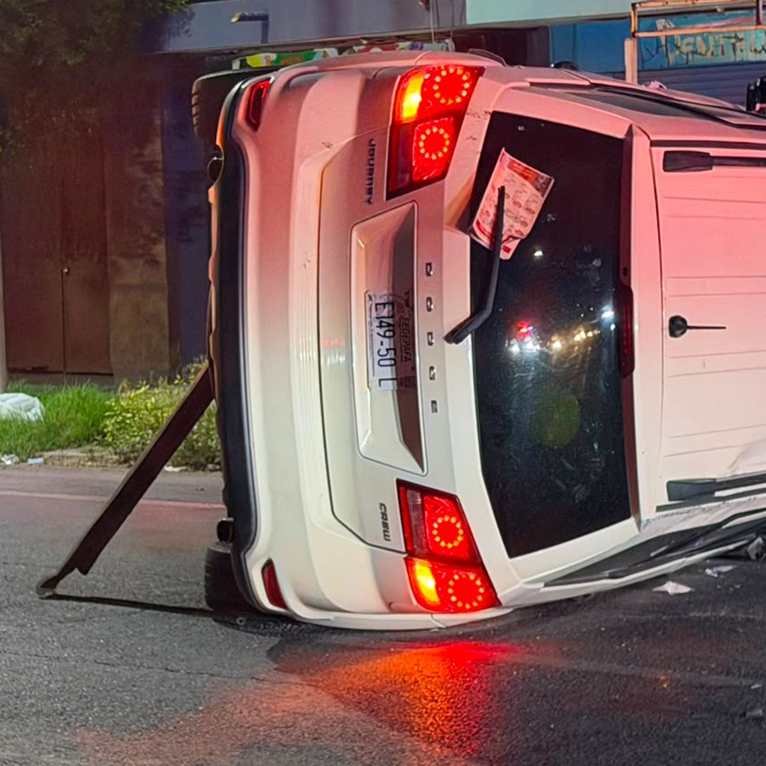 Camioneta Vuelca Luego de Accidente al Oriente de Torreón